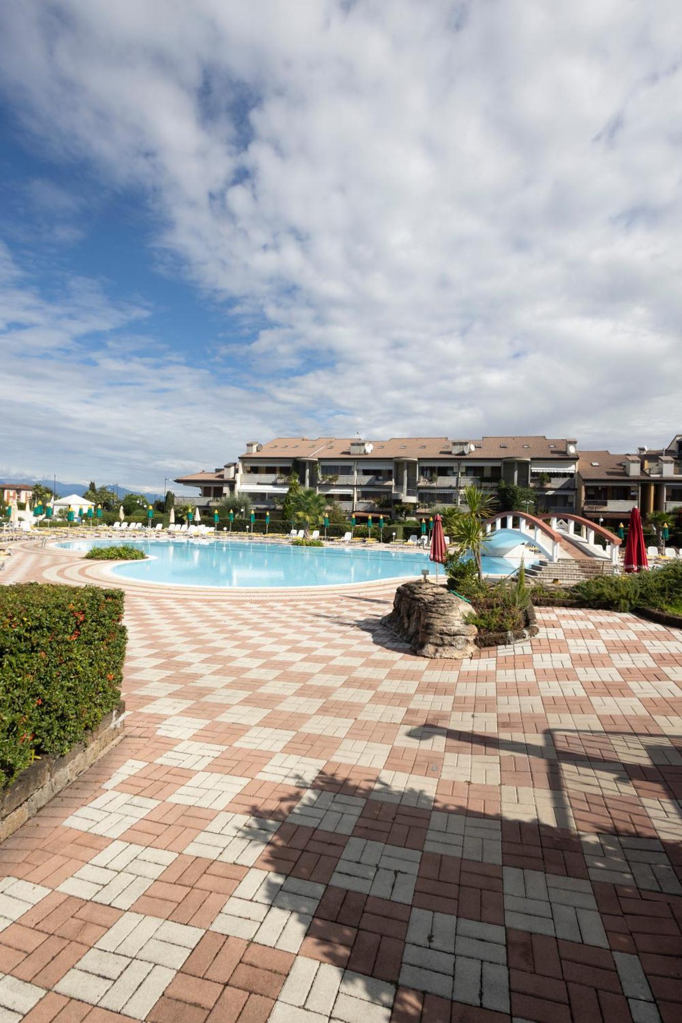 Aparthotel Lauri & Faggi Desenzano del Garda Exterior foto